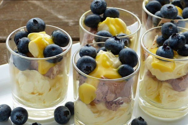 블루베리가 올려져 있고 꿀이 뿌려진 요거트