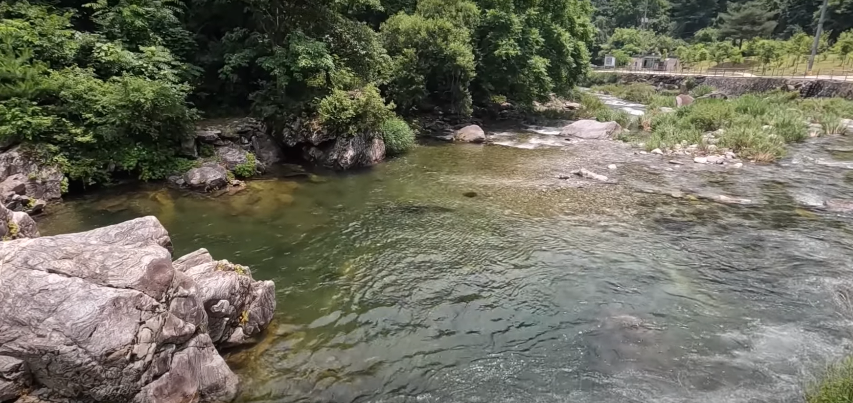 용추계곡: 웅장한 폭포와 깊은 연못의 매력