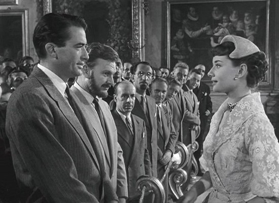 영화 로마의 휴일 명장면 – 오드리 햅번이 남자 주인공에게 작별 인사를 건네는 흑백 장면