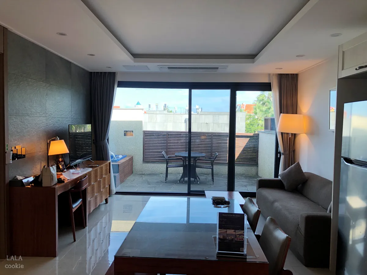 제주도-동쪽-가성비-숙소-아르츠-스파-앤-풀빌라-거실-소파