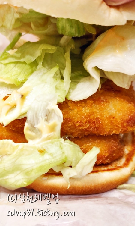롯데리아 사각새우더블버거 내용물 양상추와 소스 및 패티