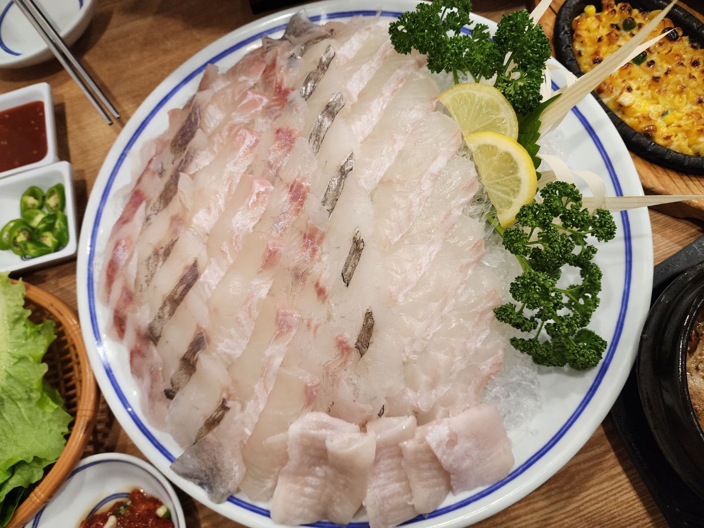 광어와 우럭 참동이나오는 모듬회에요