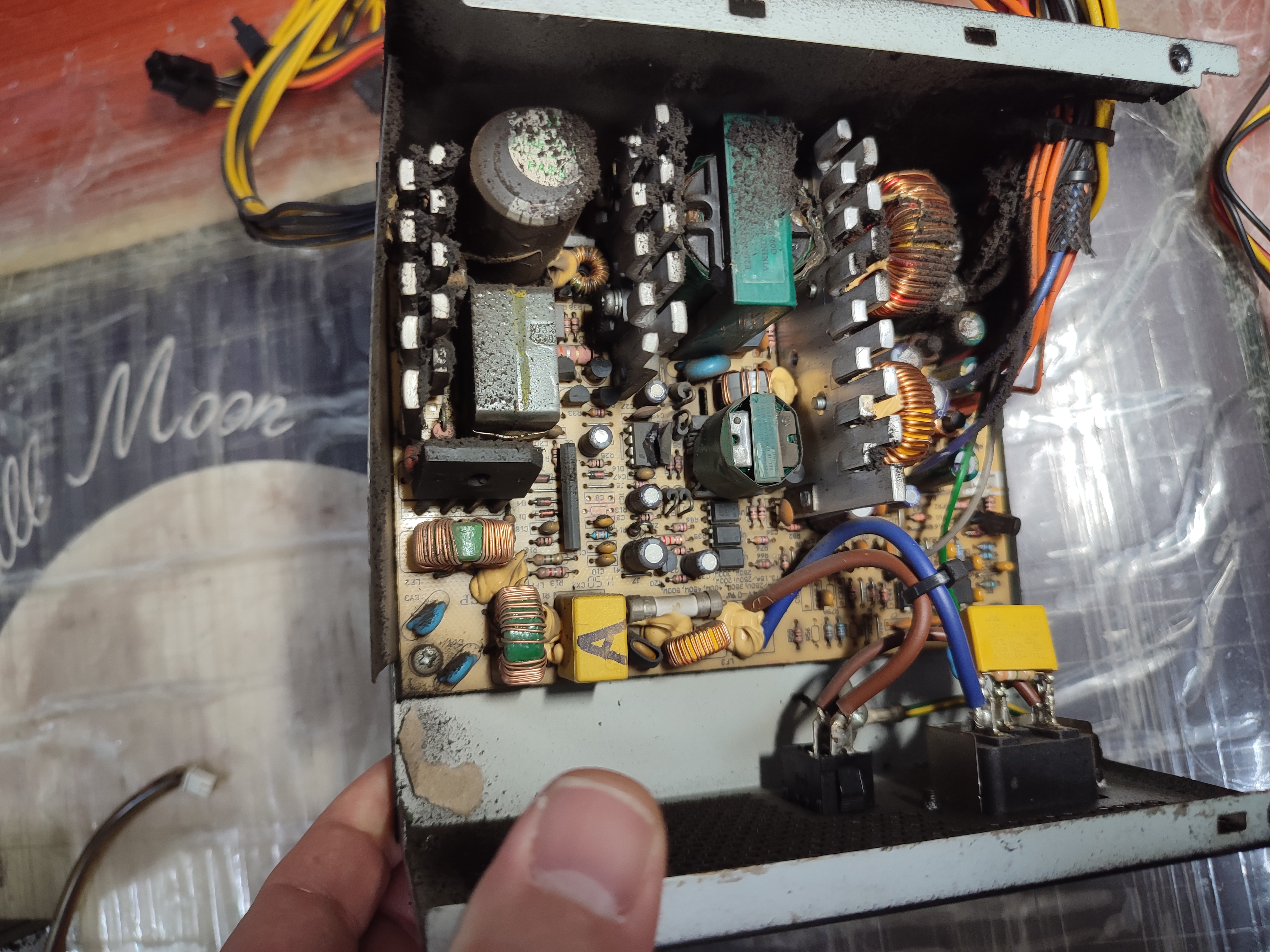 공장에서 사용하는 컴퓨터인데요. 파워 내부에서 스파크가 튀었다고 하네요.