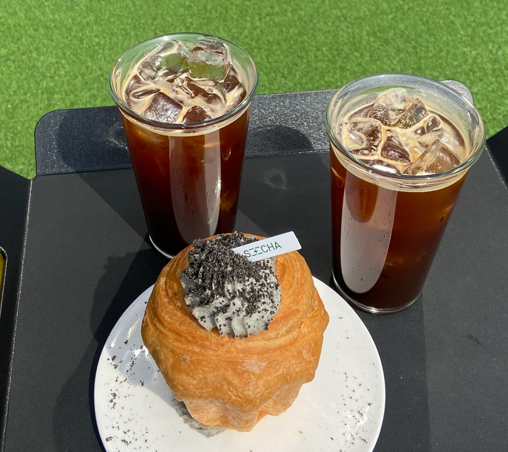 아메리카노와 흑임자 크로핀