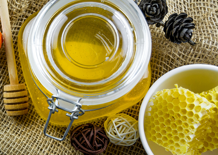 벌집과 프로폴리스가 용기에 담겨져 있다