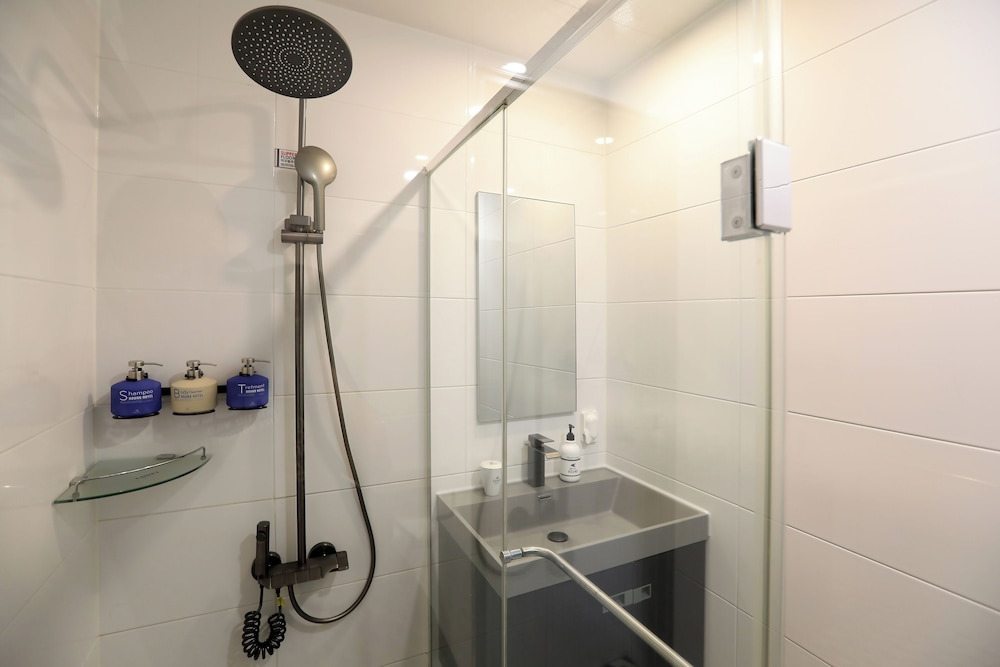 강릉 하운드 더 블루 호텔｜오션뷰&middot;넷플릭스&middot;카페까지&amp;#44; 할인 혜택으로 가성비 숙소 예약하기!