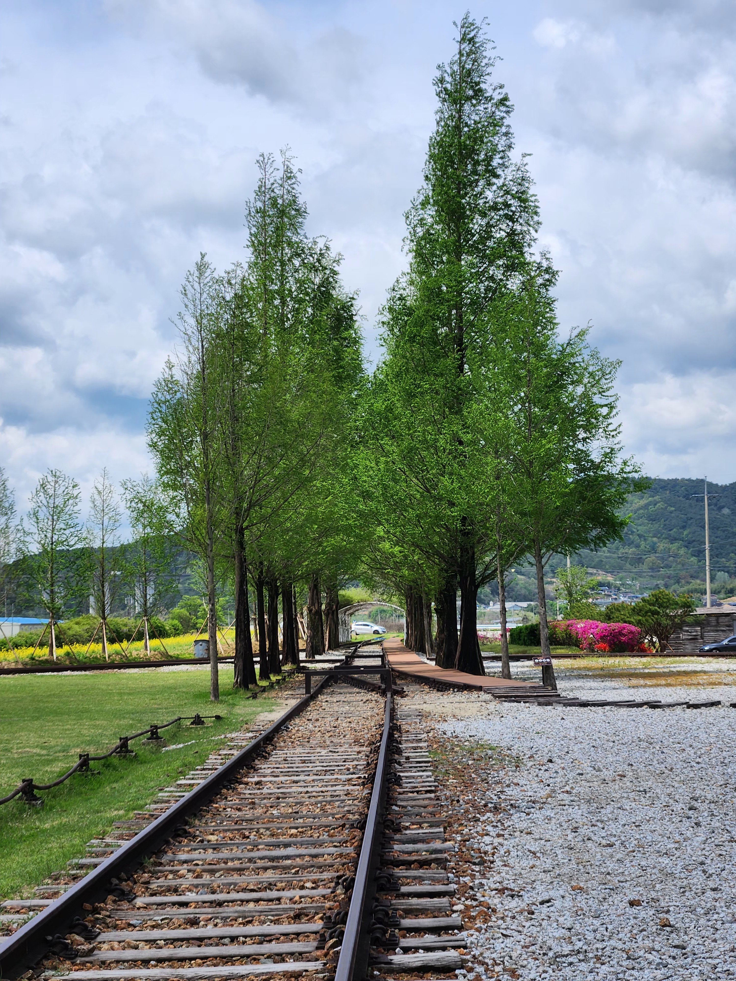 기찻길과초록나무서도역