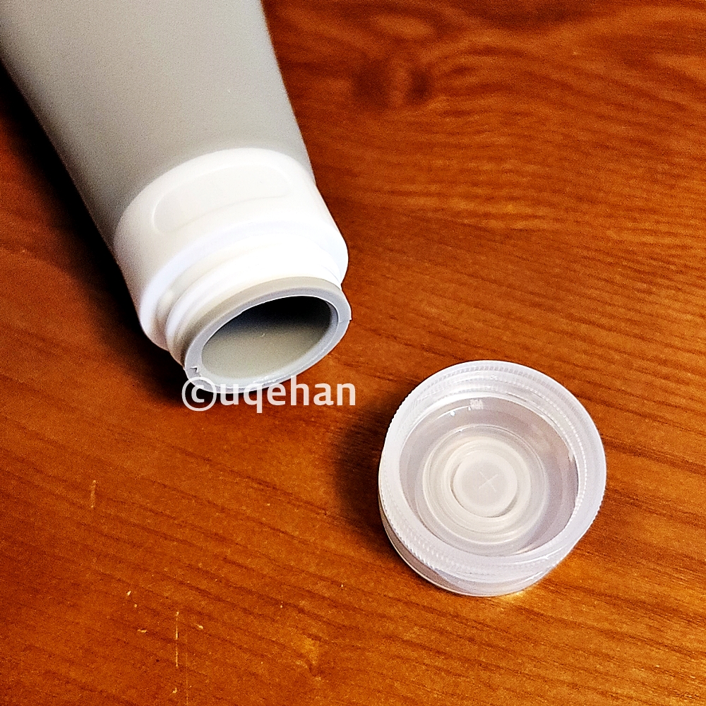 제품의 뚜껑이 열려있다. 입구가 넓다.