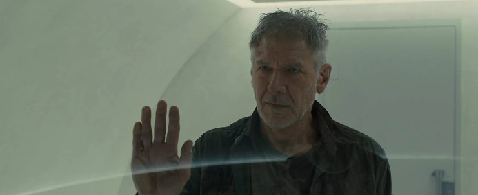 드니 빌뇌브 감독의 블레이드 러너 2049(Blade Runner 2049, 2017)의 가장 압도적이고 눈물겨운 명장면. 전직 블레이드 러너 릭 데커드(Rick Deckard) 역으로 다시 돌아와, 세월의 무게와 비장미가 가득 찬 명연기를 펼친 순간을 포착한 스틸컷.