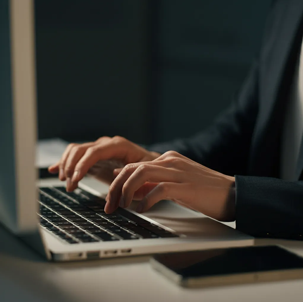 컴퓨터로-입국신고서-작성하는-한국인06