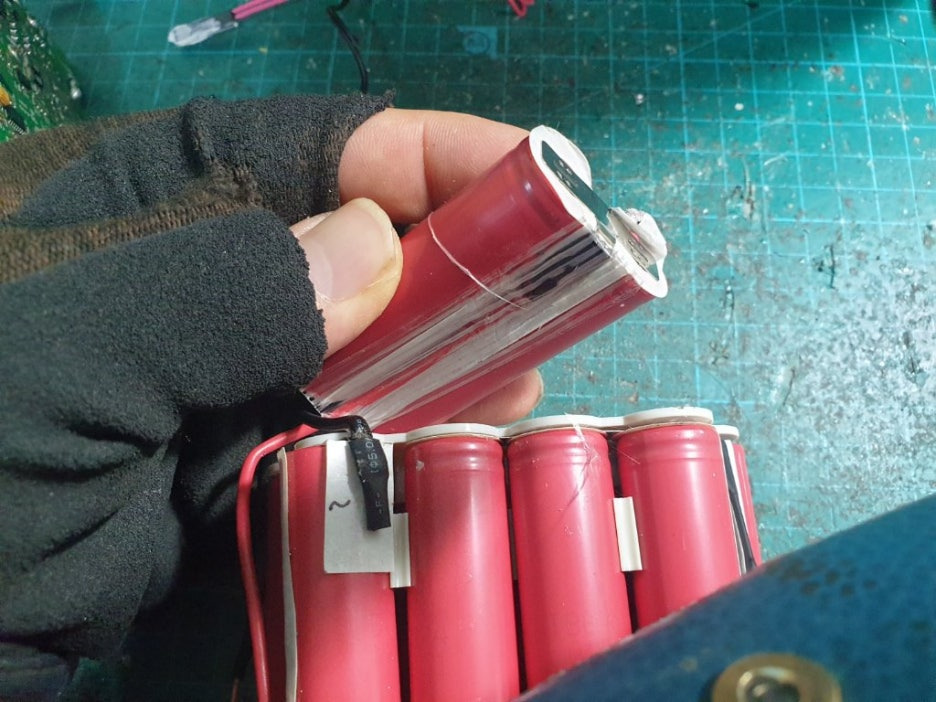 분리해낸 배터리팩(산요셀)