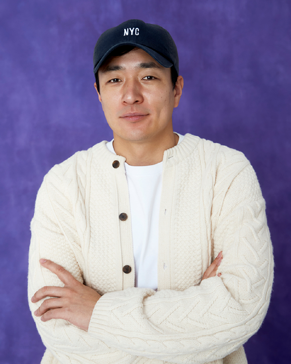 이병헌 감독이 넷플릭스 시리즈 &#39;닭강정&#39; 인터뷰에 앞서 포즈를 취하고 있다. [사진=넷플릭스]