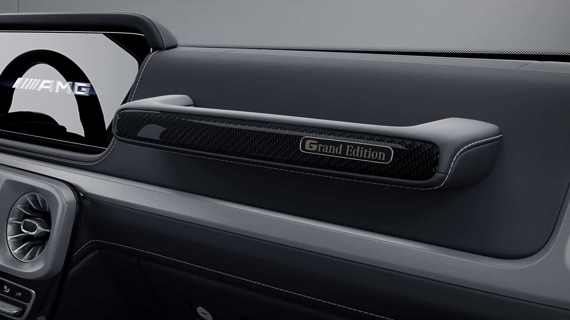 메르세데스-AMG가 블랙과 골드로 꾸며진 한정판 AMG G63 그랜드 에디션을 공개했다.