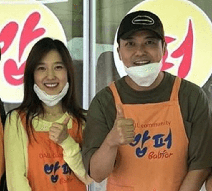 전현무와-이혜성은-밥퍼-봉사-활동을-마치고-다정한-포즈로-사진을-찍은-모습