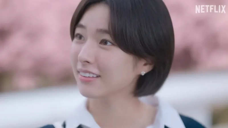 어느 실외를 배경으로 갈색 숏컷 머리를 하고 있는 드라마 이두나의 김진주 캐릭터