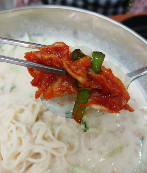 정성만두 콩국수와 겉절이