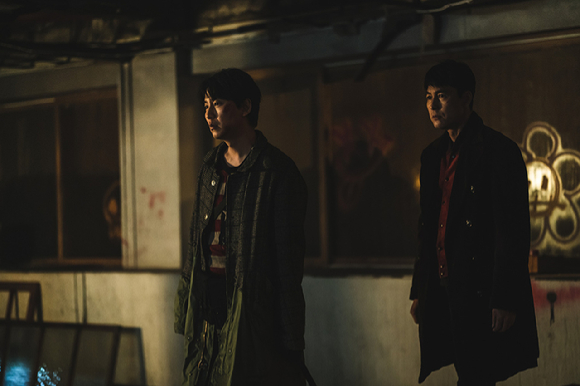 '보호자' 김남길과 정우성이 우진과 수혁 역을 맡아 연기 호흡을 맞추고 있다. [사진=㈜에이스메이커무비웍스]