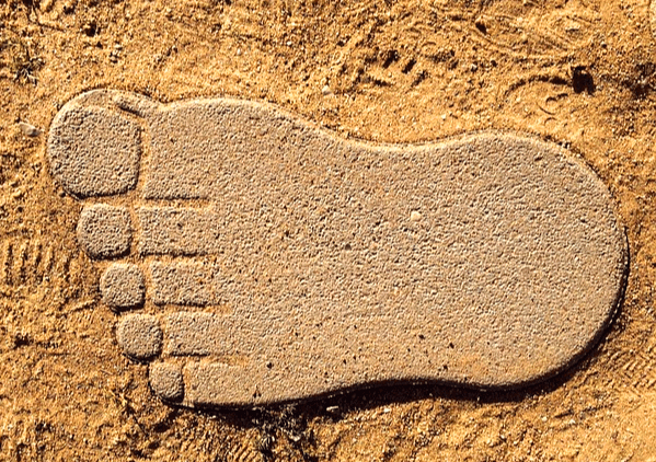 흙바닥 위에 돌로 만든 발이 있다. 둥글고 넓적하게 생긴 발이다.