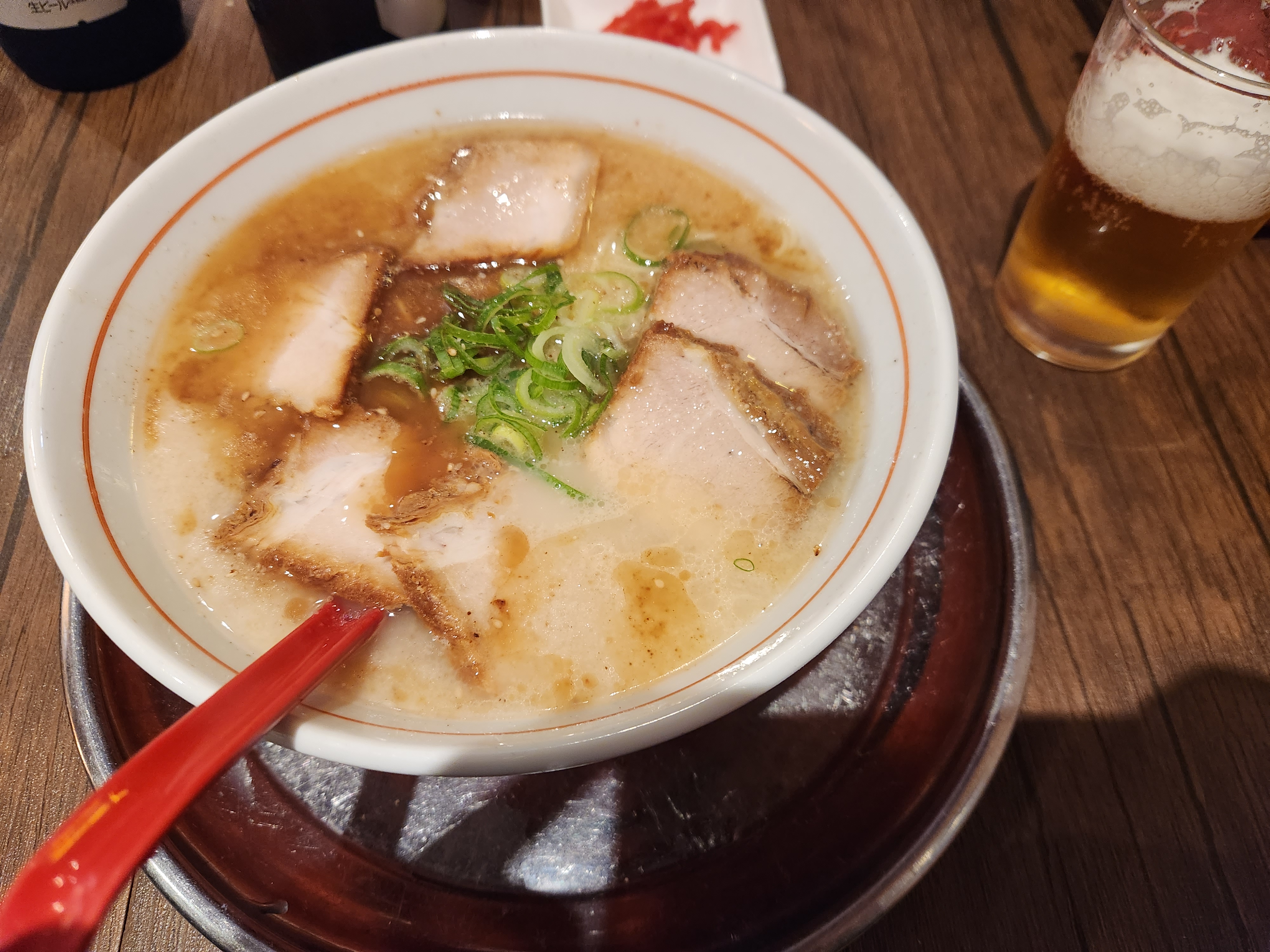 돈코츠 라멘이다. 일본의 대표적 음식. 첫 일본 여행의 음식으로 제격이다. 고기와 육수, 면발이 조화가 이루어짐