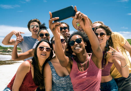 20대 청년들이 모여서 사진 찍음