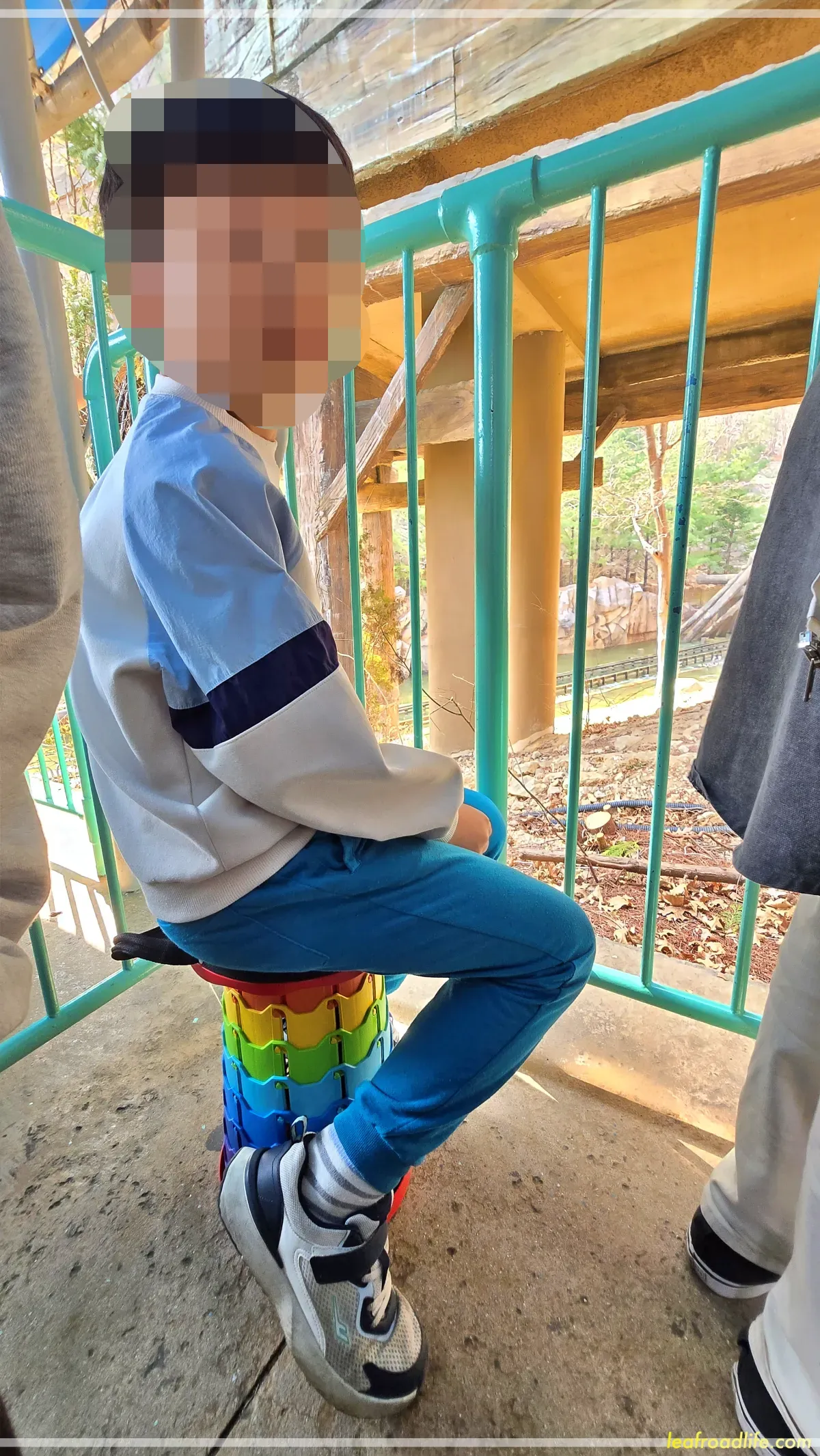 에버랜드-폴딩의자에-앉아서-놀이기구-기다리는-남자아이