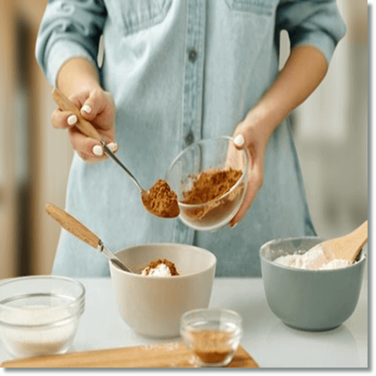 테오브로민이 풍부한 카카오닙스 요리하는 여성