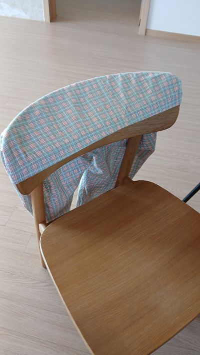 쫄리는 바지를 세탁, 탈수한 후 의자 등받이에 늘려서 씌움