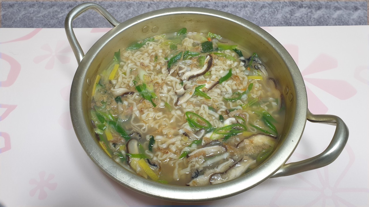 굴 멸치 칼국수 라면
굴멸치칼국수 라면