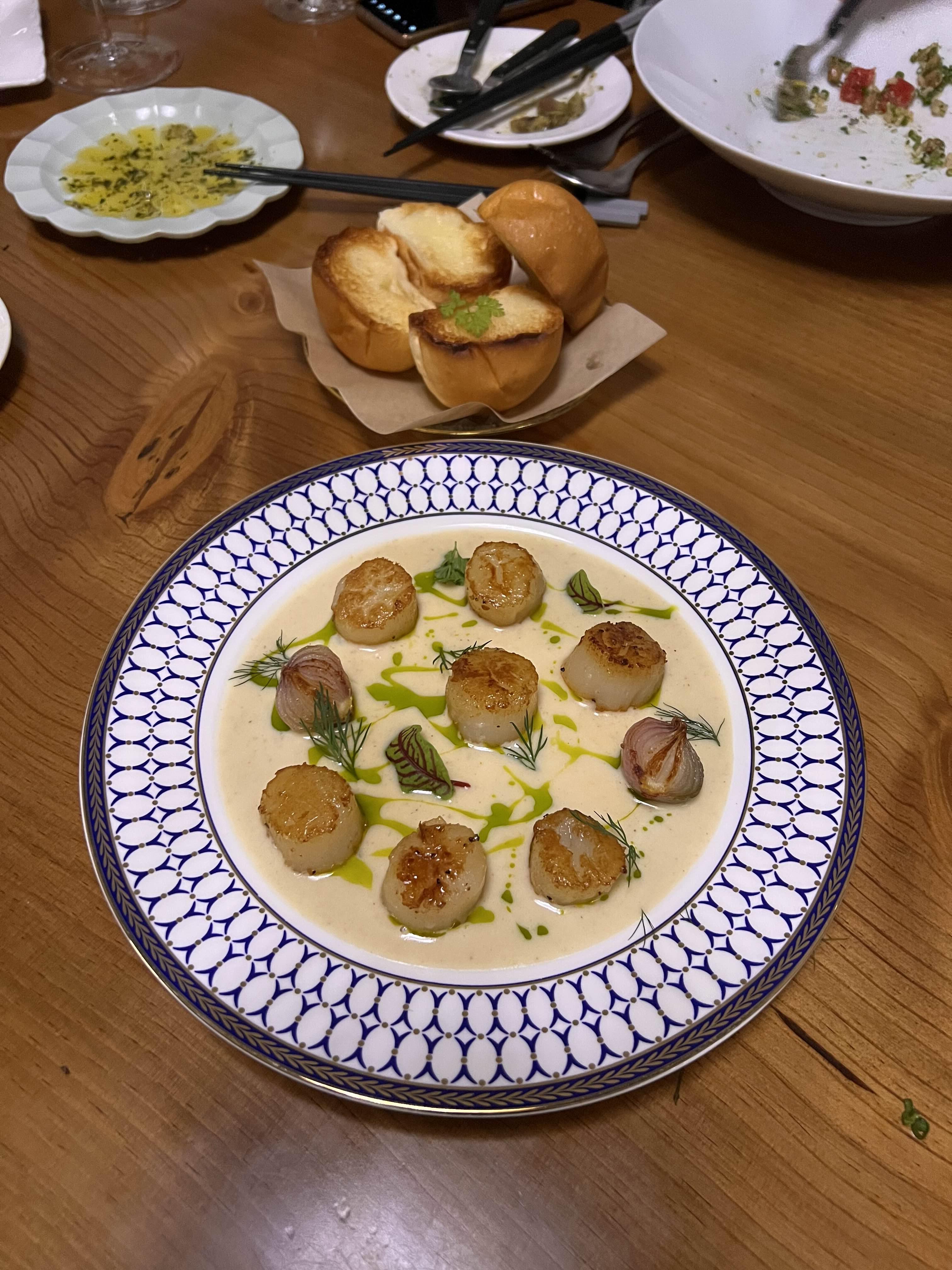 가리비관자와 마카다미아퓨레.