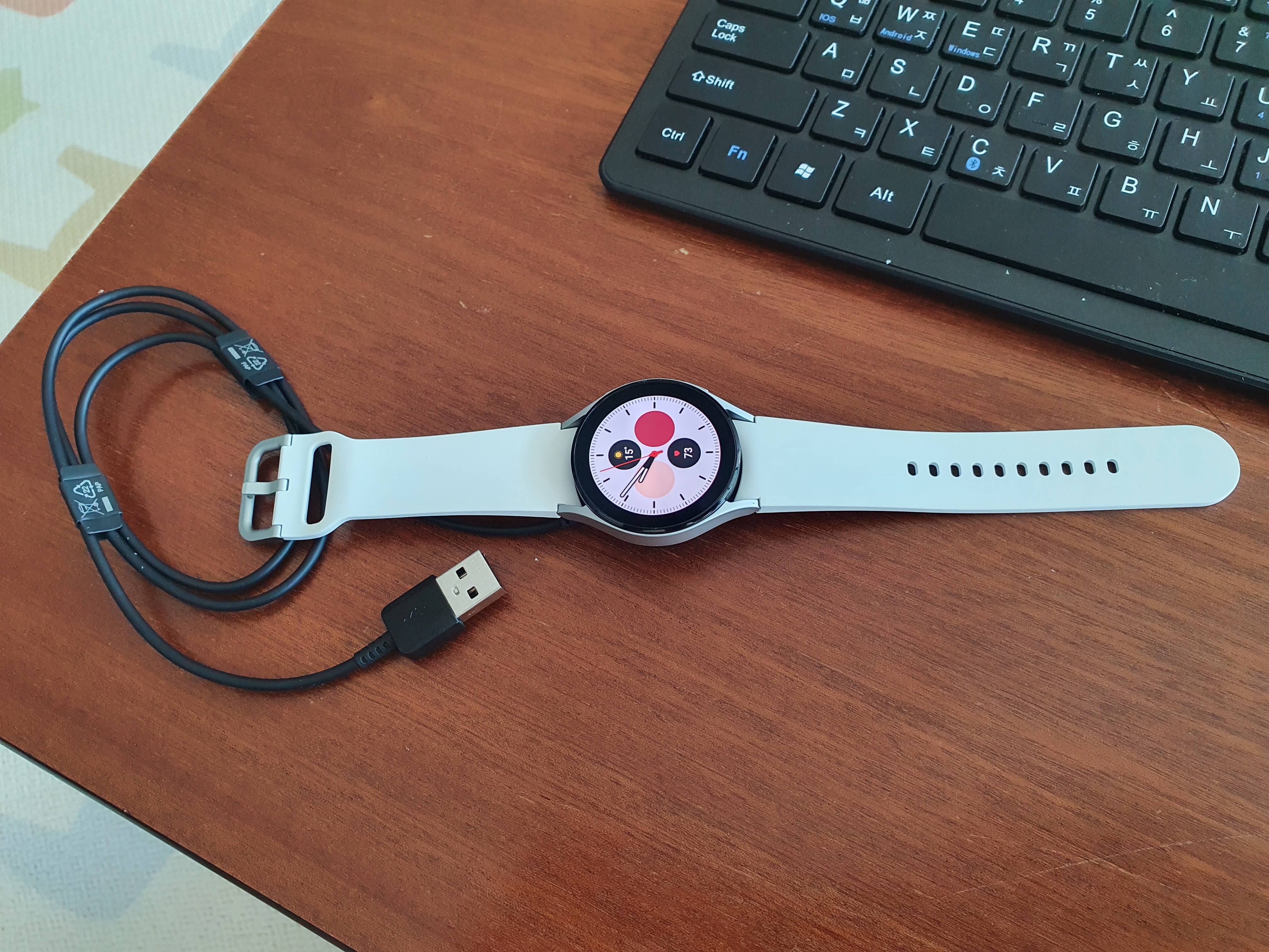 갤럭시 워치4 실버와 충전 케이블