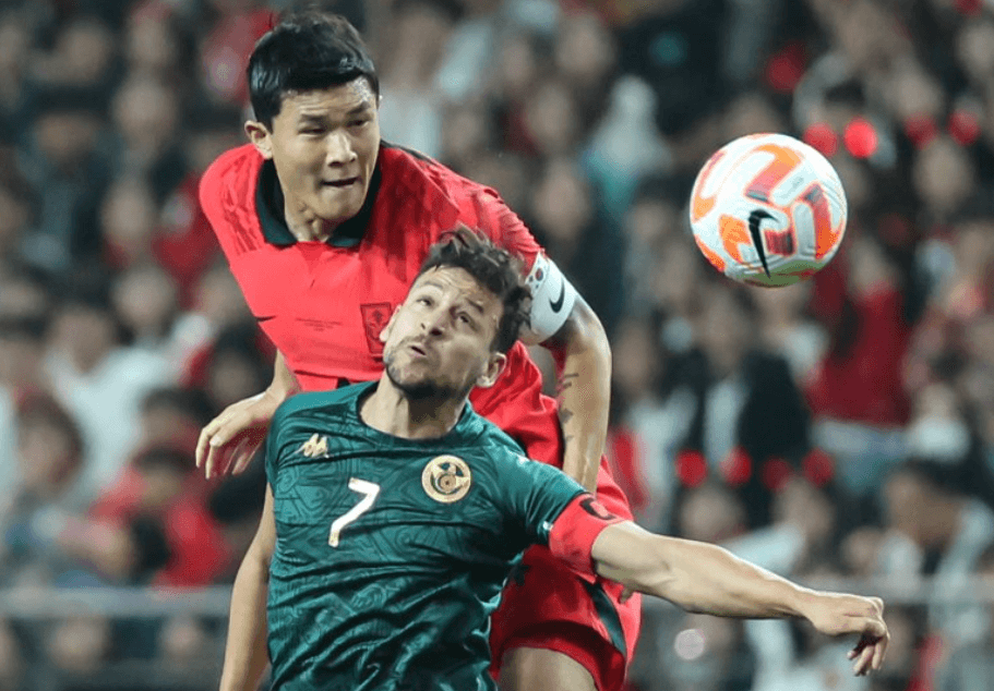 헤딩하는 김민재