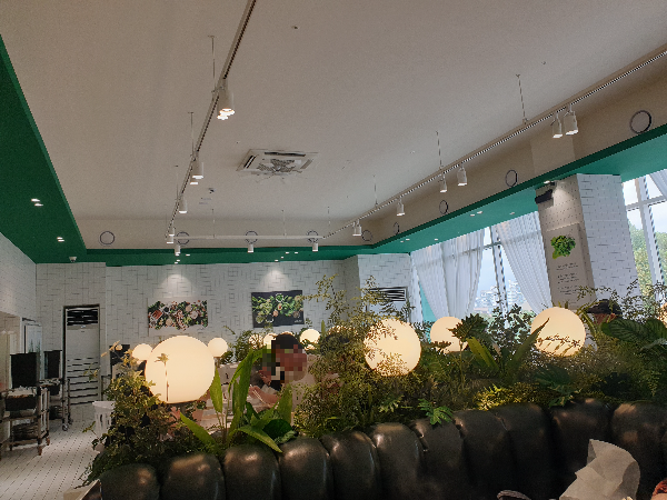 흰 색과 연두색으로 포인트를 준 매장 내. 더 넓어 보이는 효과가 있다.