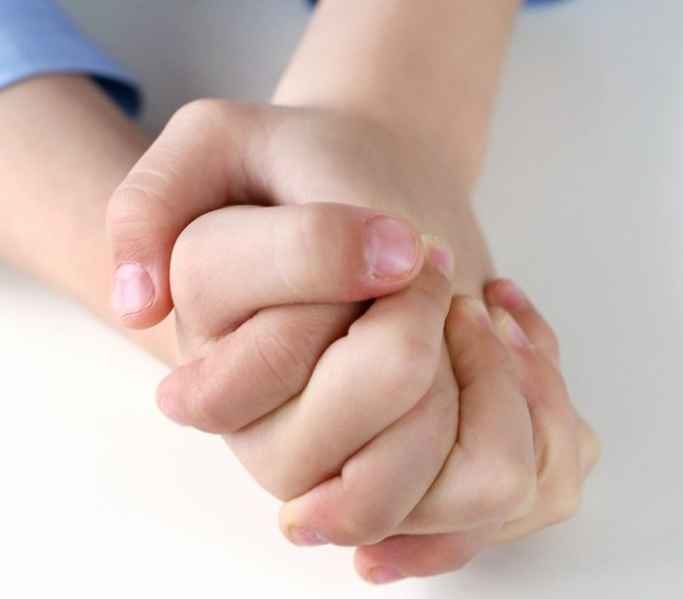 손톱물어뜯은 손 사진입니다.