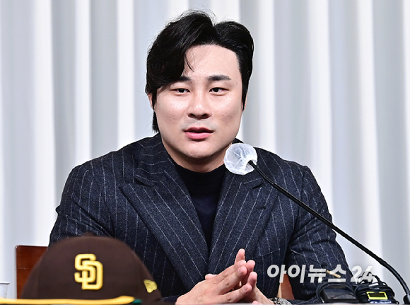 메이저리그(MLB) 샌디에이고 파드리스 파드리스 김하성이 골든글러브 수상 공식 기자회견에서 질문에 답변하고 있다. [사진=곽영래 기자]