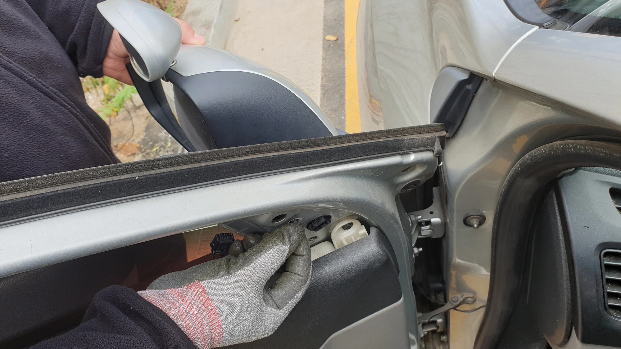 고정볼트 푸는 모습