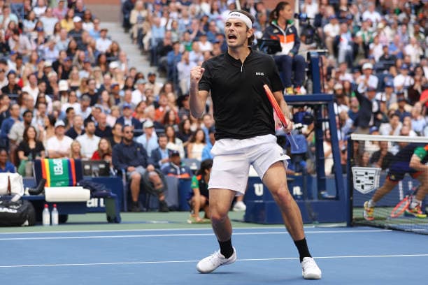 테니스 선수의 여름철 식단 전략 &ndash; 더위 속에서도 버티는 에너지 유지법