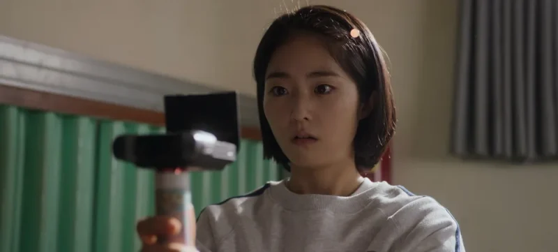 흰 티를 입고 셀프 카메라를 들고 있는 드라마 무빙의 한별 캐릭터