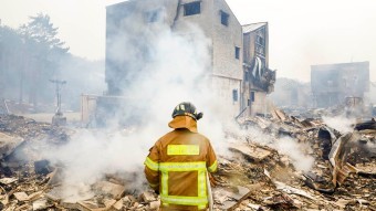 집이-무너져-연기가나고-소방대원이-진화를-하고있는-모습