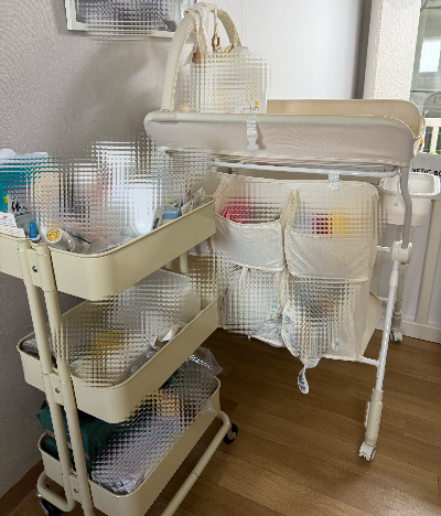 기저귀 갈이대 바로 옆에 손이 닿기 쉬운 위치에 놓인 3단 트롤리 사진