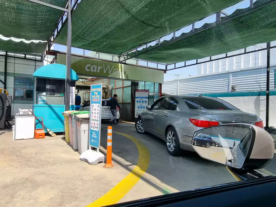 자동 세차를 기다리던 모습입니다.