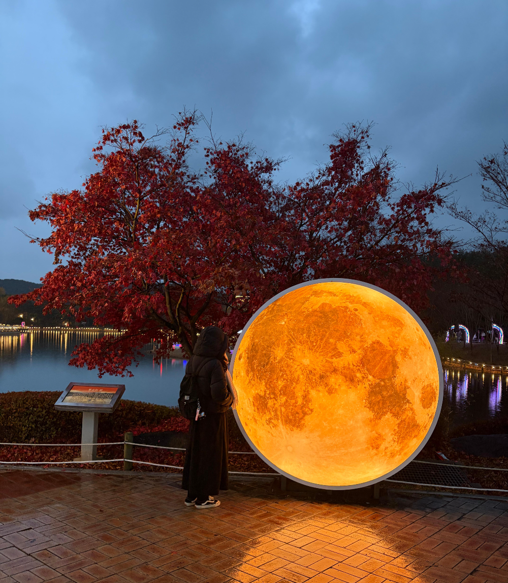 달 모형앞에 선 완두콩영이