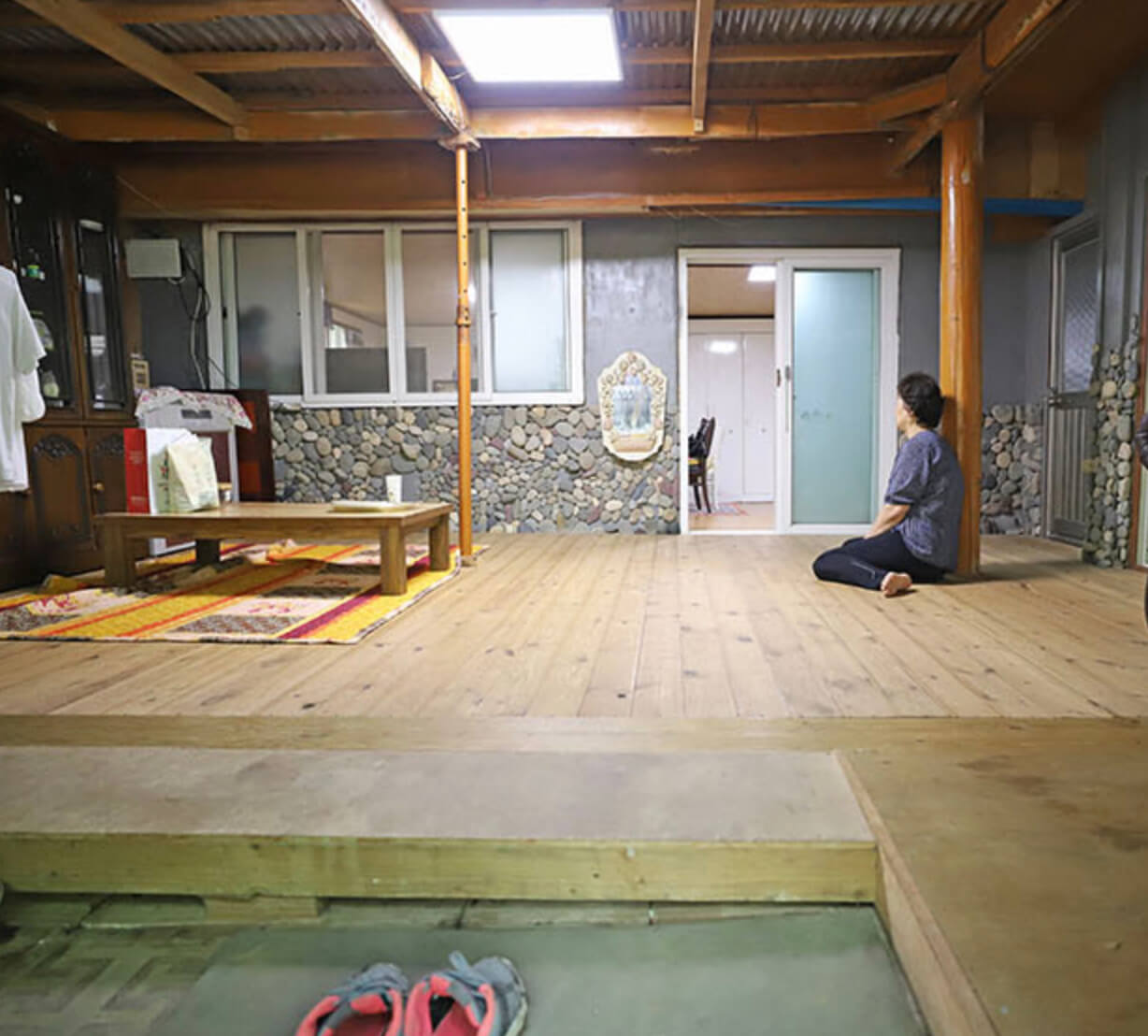 처마에 앉아있는 할머니