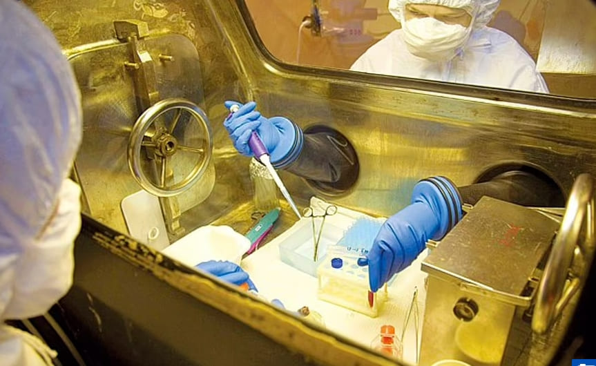 러시아의 소련 시대 가공할 생물무기 실험실 VIDEO: The Soviet-era Russian laboratory where Putin's 'bioweapon arsenal of smallpox, anthrax and Ebola is being kept'