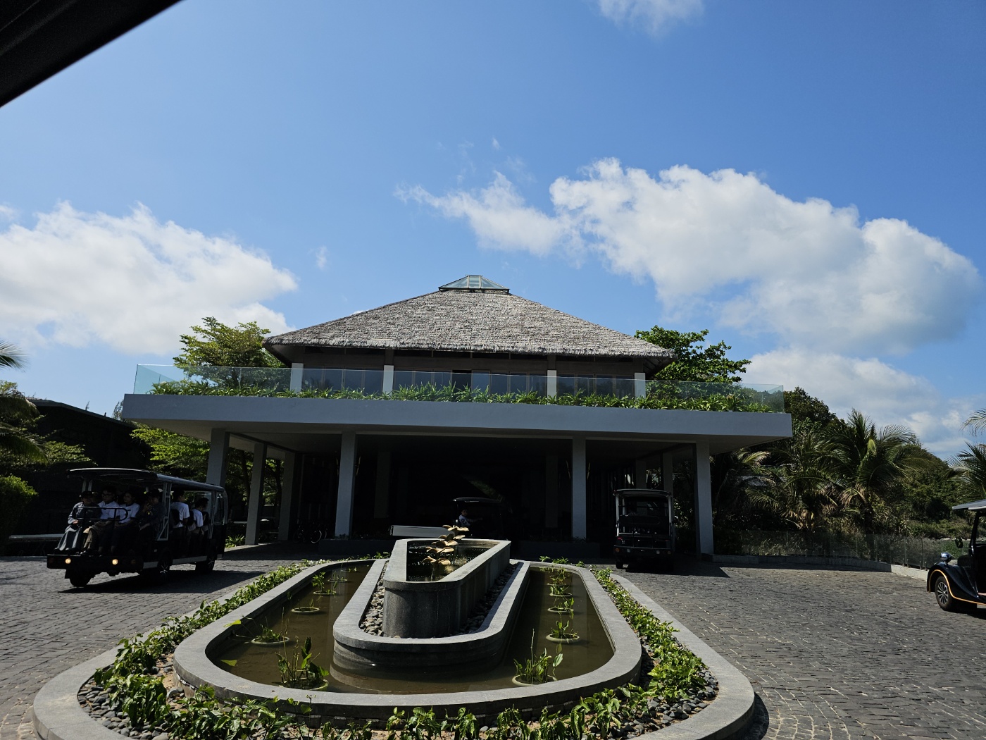 체크인 절차를 진행하며