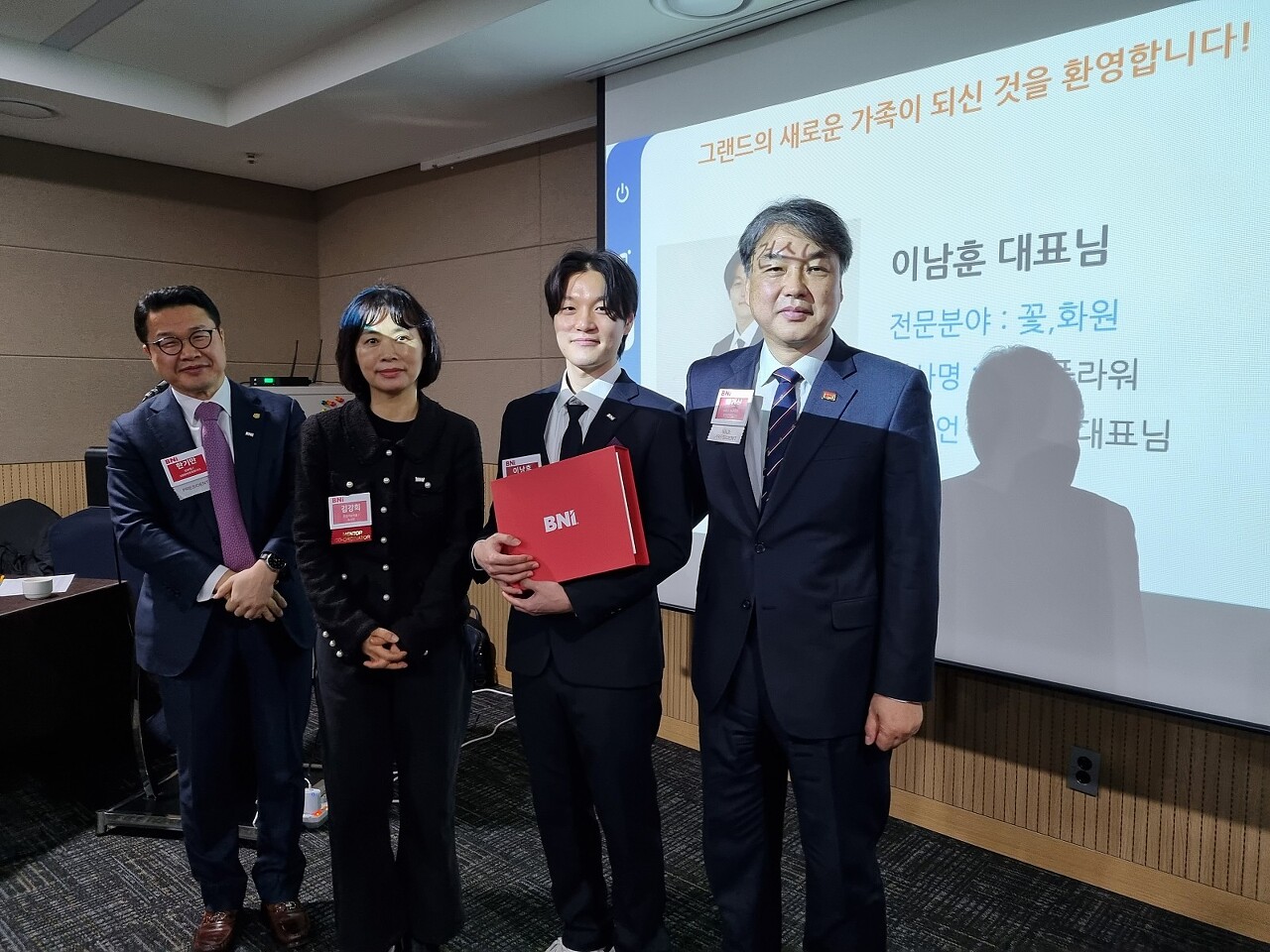 한기만의장님 김강희 멘토링코디님 가디언인 박건식 부의장님이 신규회원인 이남훈 대표님과 함께 기념사진을 찍고 있습니다.