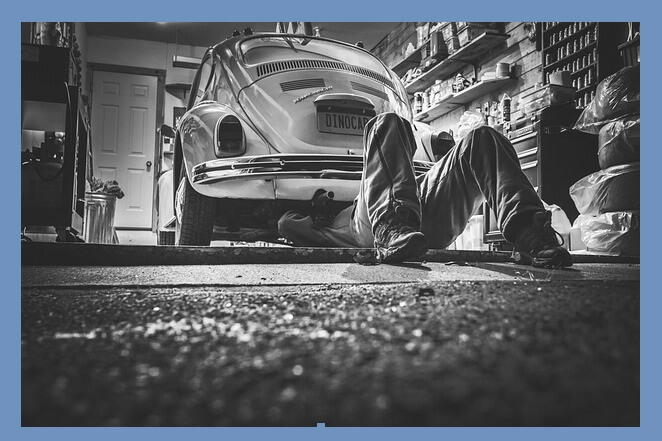 자동차-아래-수리하는-사람