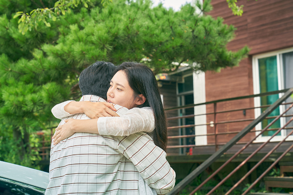 배우 추자현이 영화 '당신이 잠든 사이'에서 덕희 역으로 열연하고 있다. [사진=트윈플러스파트너스㈜]