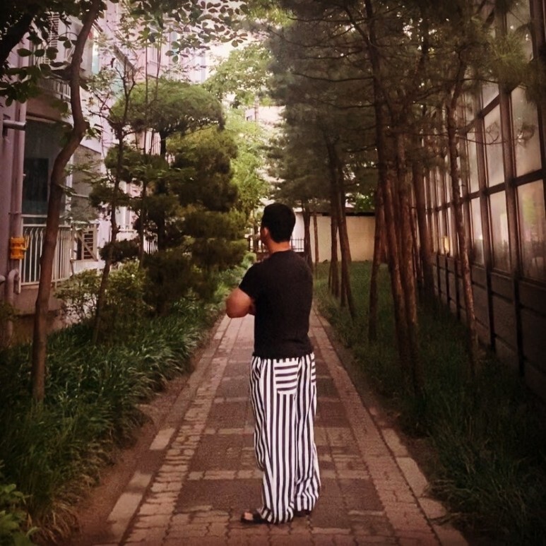 데일리룩(오뭘입 여름) 빈티지 반팔 블랙&#44; 아조바이아조 오버사이즈 스트라이프 코튼 블루 팬츠&#44; 버켄스탁 슬리퍼&#44; 남자데일리룩&#44; 남자데일리코디&#44; 남자데일리패션&#44; ootd