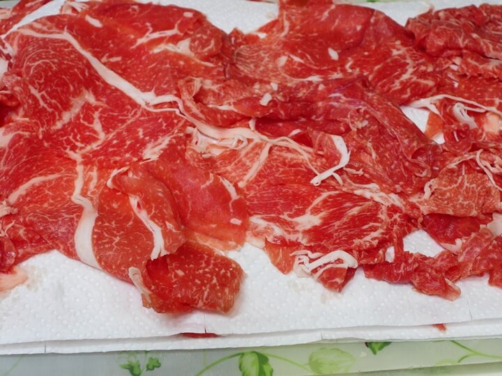 소고기 키친 타올에 올려 핏물빼기