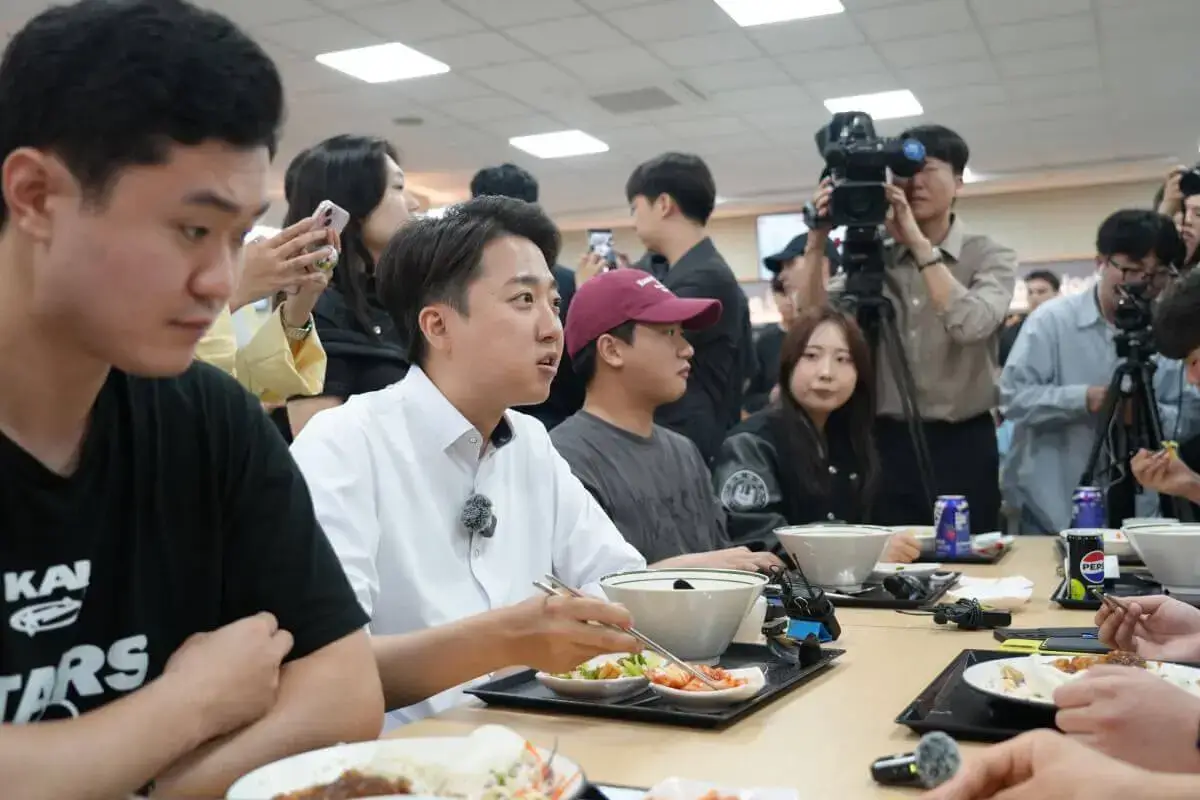 이준석 후보가 대학생들과 함께 식사하며 소통하는 장면. 젊은 층과의 접점을 강조한 모습.